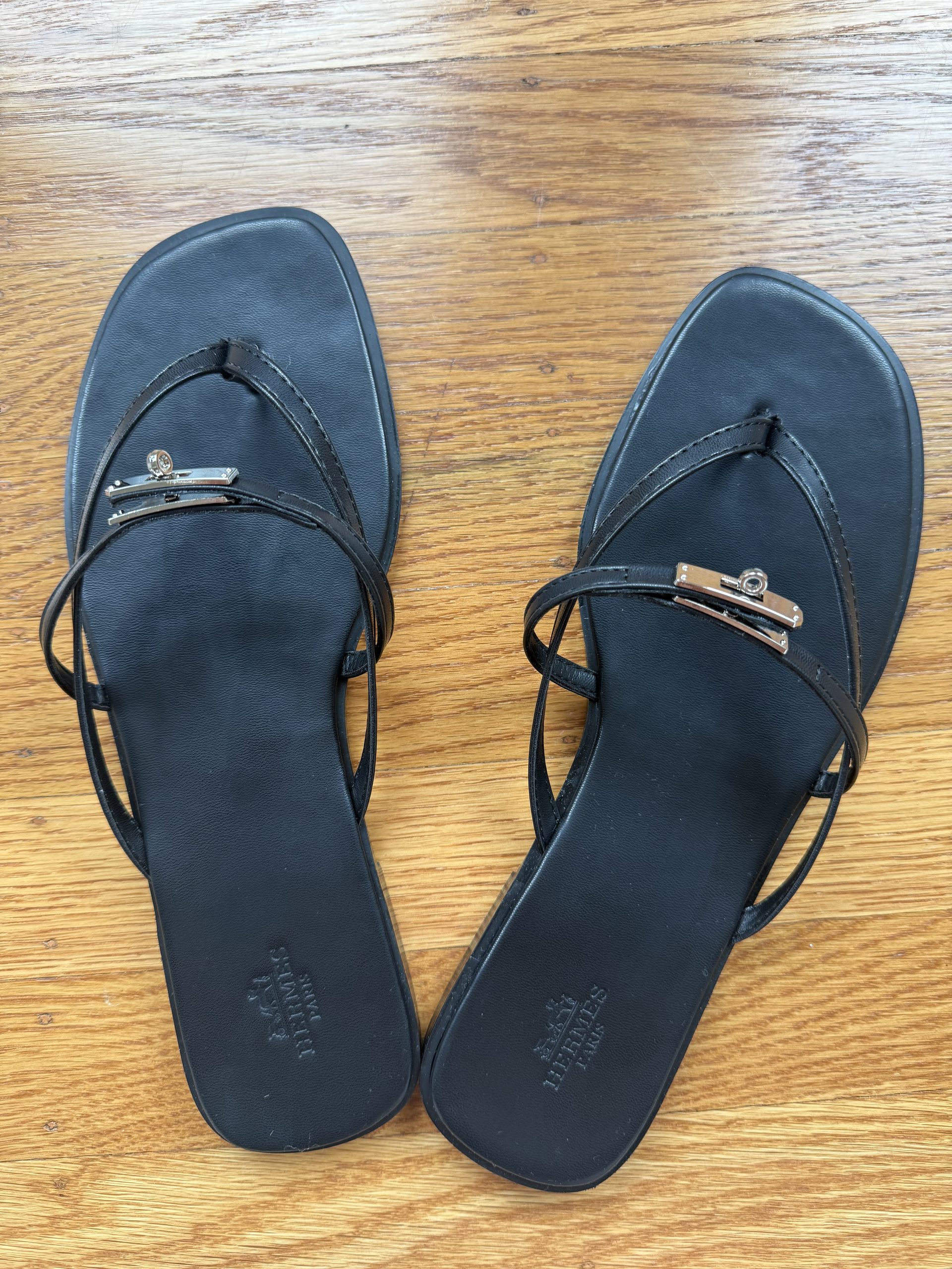 Black leather Hermès slide sandals to test the quality and shipping reliability of LaRosa Style.