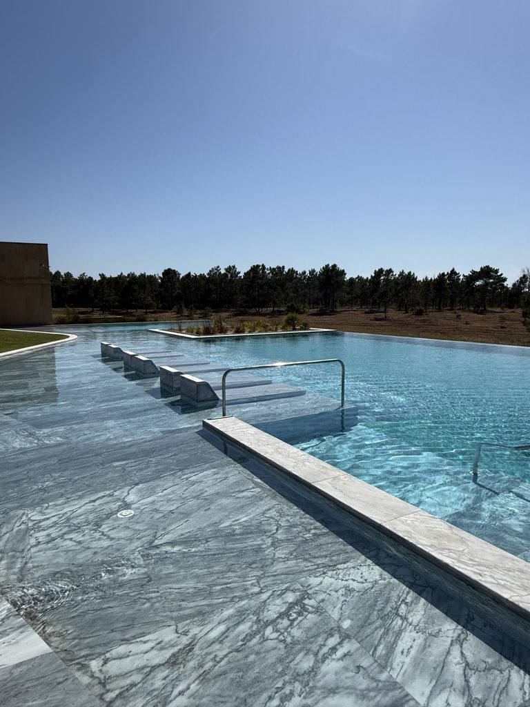 Infinity pool at 5-star resort prais do canal.